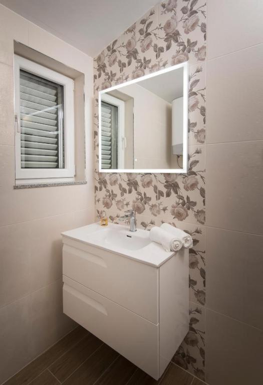 Villa J&J Apartments Residence With Swimming Pool Podstrana Exterior photo